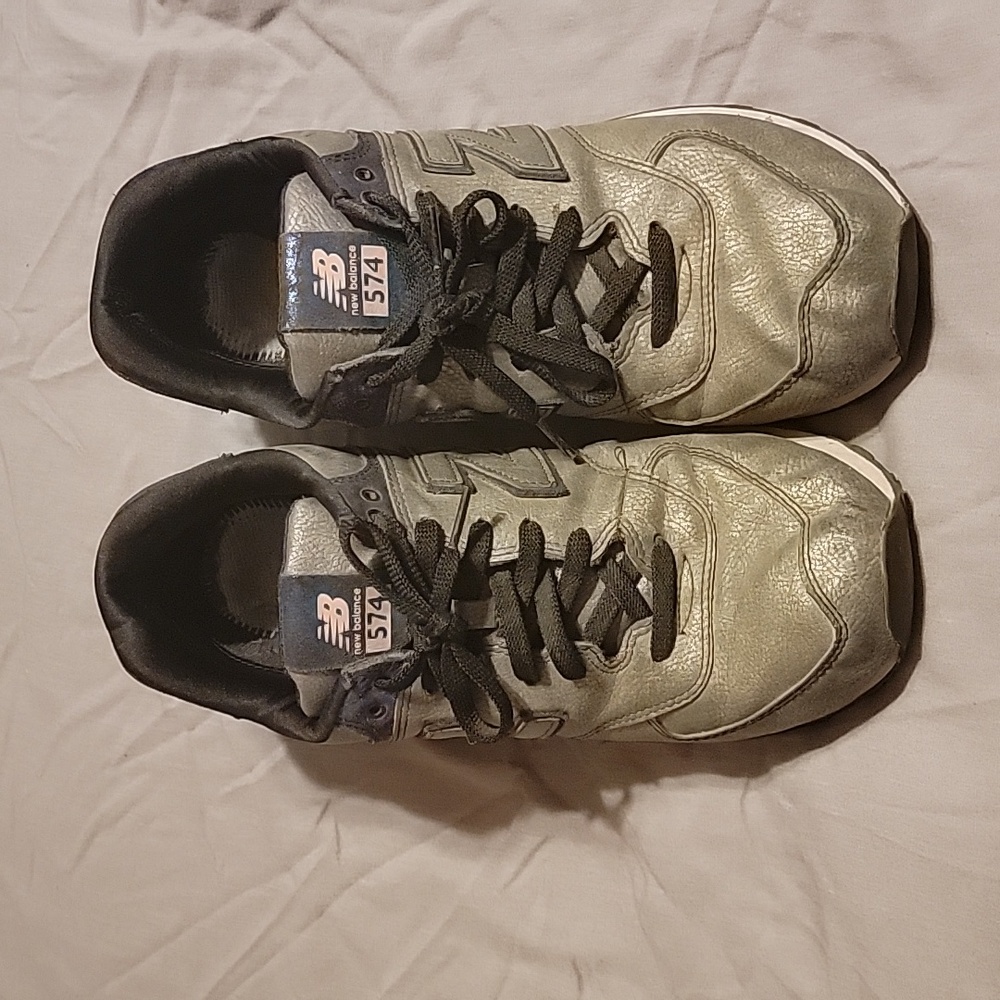 New balance sneakers women 12/ men 10